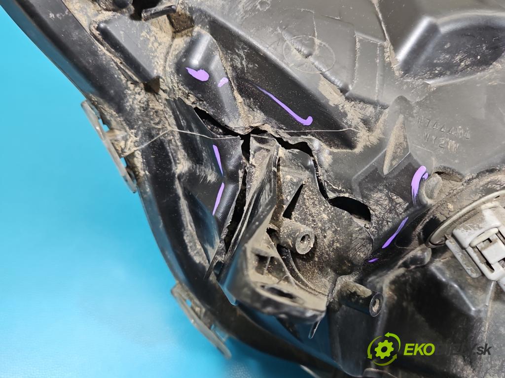 Toyota Rav4 V 2018- 2.5 hybrid 178KM automatic 131 kW 2487 cm3 5- světlo pravý  (Pravé přední světlo)