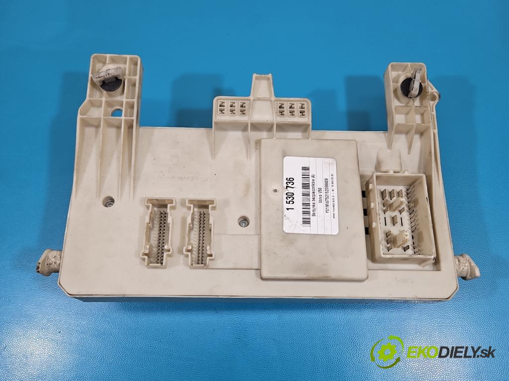 Volvo V50 2.0d 136hp manual 100 kW 1997 cm3 5- skříňka pojistková 8690719 (Pojistková skříňka)