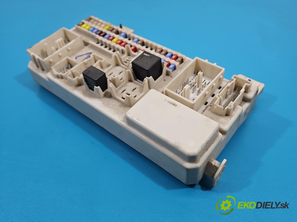 Volvo V50 2.0d 136hp manual 100 kW 1997 cm3 5- skříňka pojistková 8690719 (Pojistková skříňka)