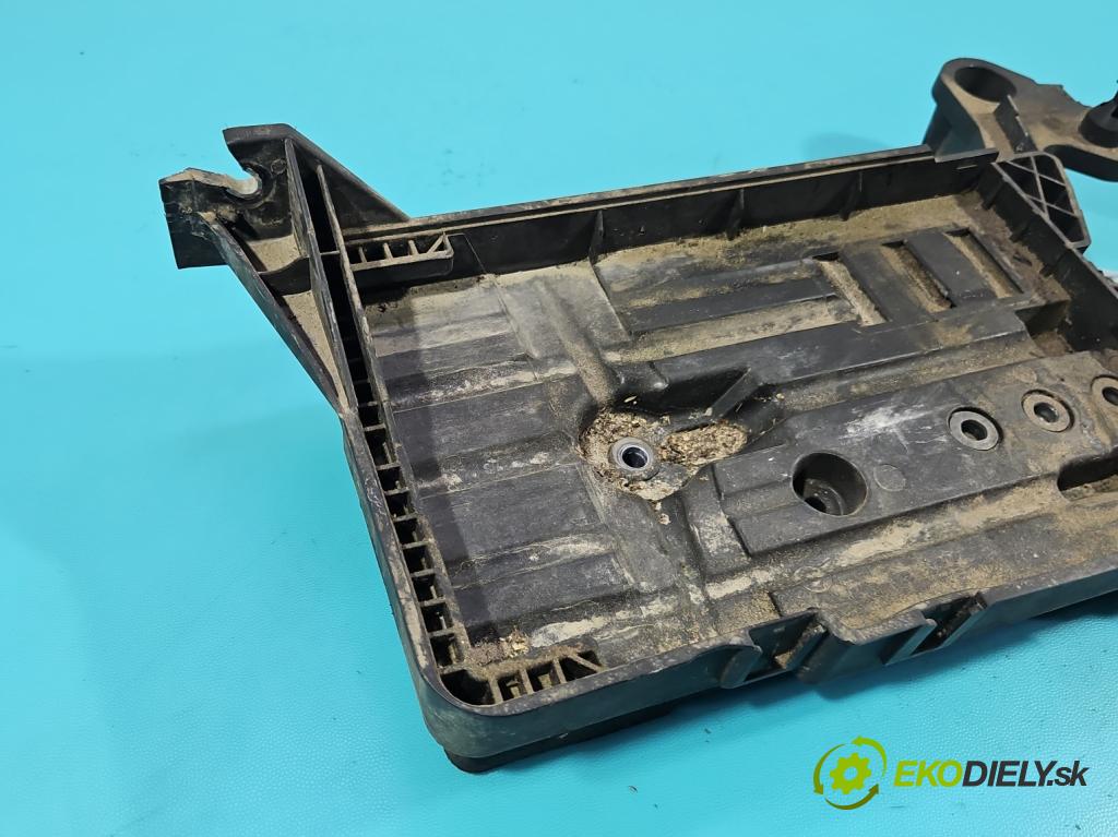 Vw Passat B8 2014 - 1.4 tsi 125 hp manual 92 kW 1395 cm3 4- obal akumulatora 5Q0915321J