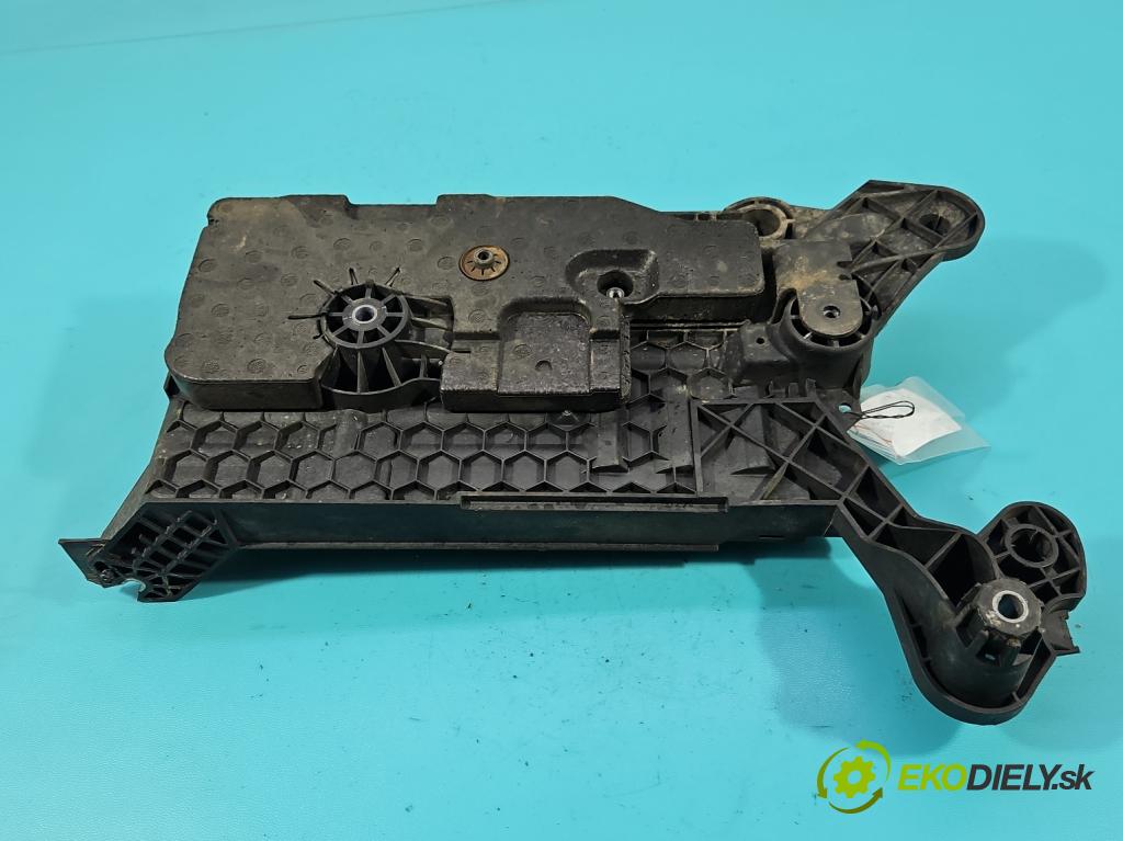 Vw Passat B8 2014 - 1.4 tsi 125 hp manual 92 kW 1395 cm3 4- obal akumulatora 5Q0915321J