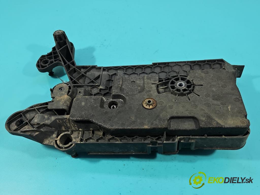 Vw Passat B8 2014 - 1.4 tsi 125 hp manual 92 kW 1395 cm3 4- obal akumulatora 5Q0915321J