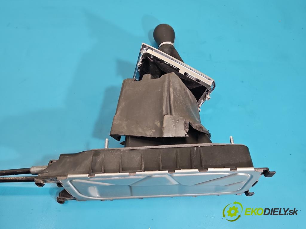 Vw Passat B8 2014 - 1.4 tsi 125 HP manual 92 kW 1395 cm3 4- Páka: Změny: stupeň,rýchlosť  (Rýchlostná páka (kulisa))