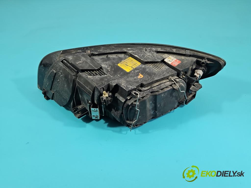 Volvo V50 2.0d 136 HP manual 100 kW 1997 cm3 5- Reflektor: pravý 30698653 (Svetlo predné pravé)