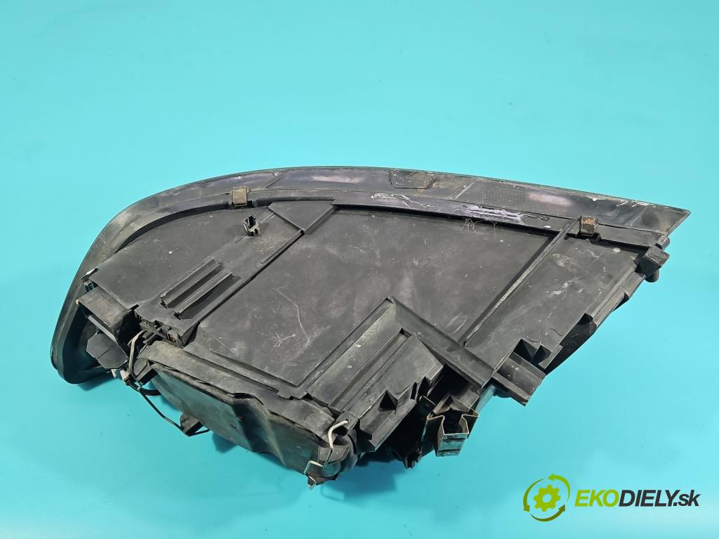 Volvo V50 2.0d 136 HP manual 100 kW 1997 cm3 5- Reflektor: pravý 30698653 (Svetlo predné pravé)