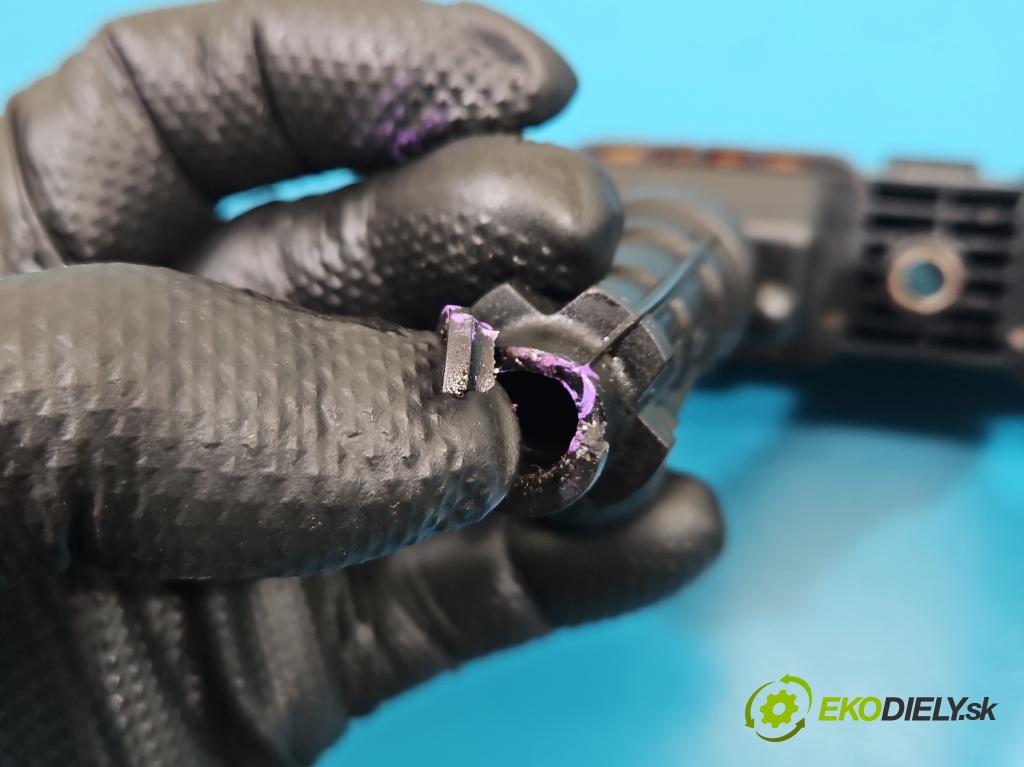 Opel Corsa D 2006-2014 1.0 12V 60 HP manual 44 kW 998 cm3 3- cievka zapaľovacia 0221503471 (Zapaľovacia cievka)