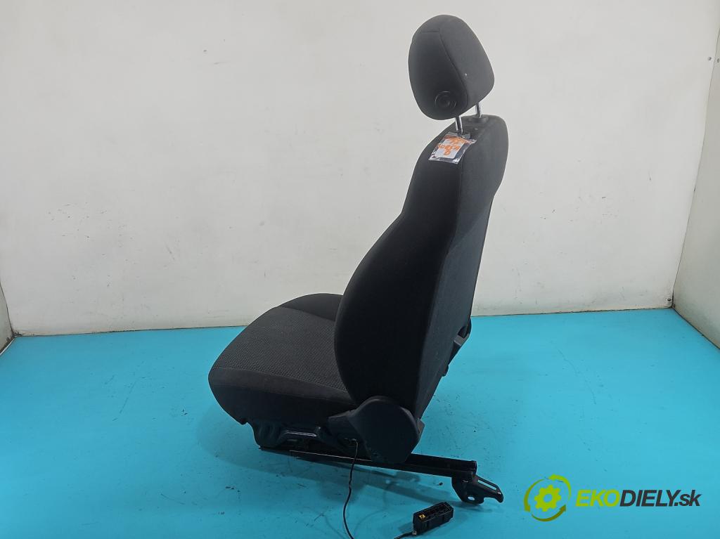 Opel Corsa D 2006-2014 1.0 12V 60 HP manual 44 kW 998 cm3 3- Sedačka pravý  (Sedadlo)