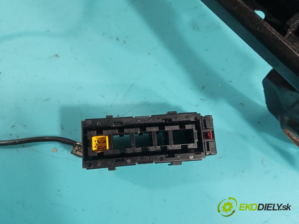 Opel Corsa D 2006-2014 1.0 12V 60 HP manual 44 kW 998 cm3 3- Sedačka pravý  (Sedadlo)