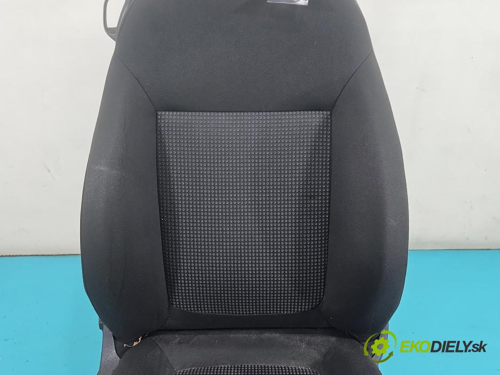 Opel Corsa D 2006-2014 1.0 12V 60 HP manual 44 kW 998 cm3 3- Sedačka pravý  (Sedadlo)