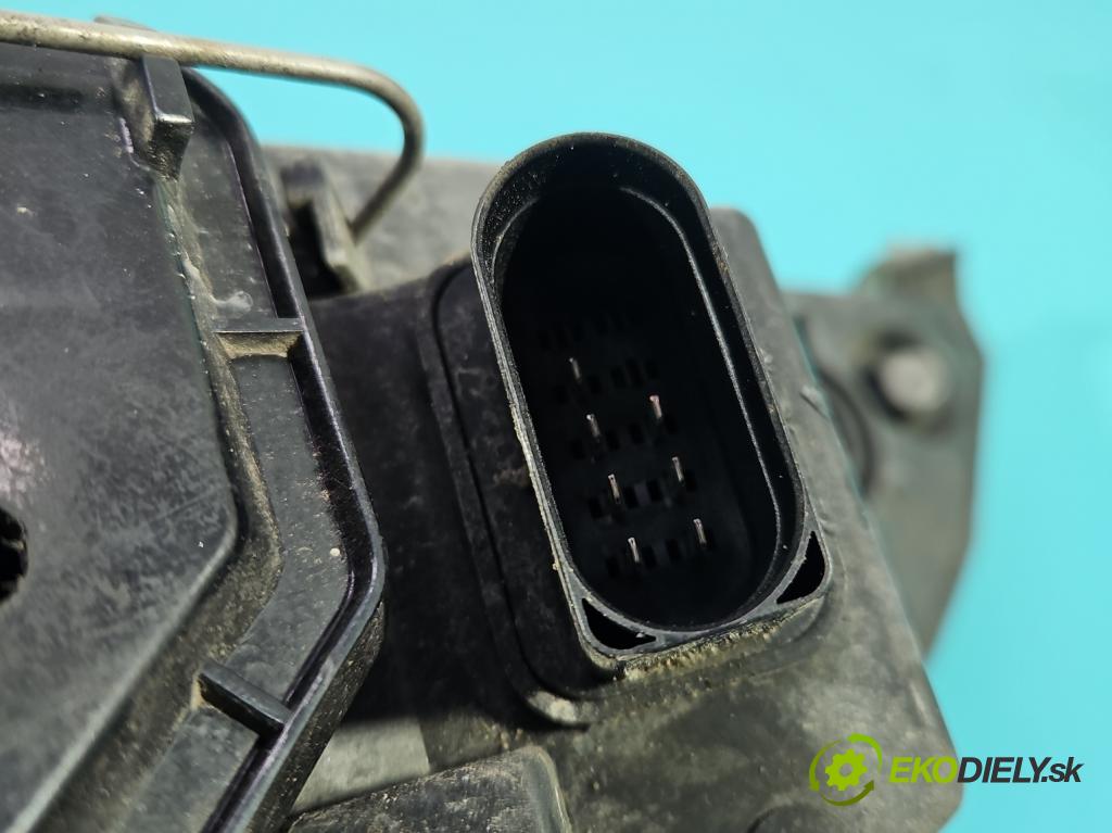 Ford Focus Mk1 1998-2004 1.6 16v 101 HP manual 74 kW 1596 cm3 5- Reflektor: pravý  (Svetlo predné pravé)