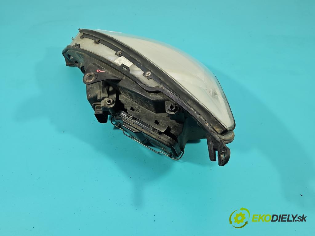 Ford Focus Mk1 1998-2004 1.6 16v 101 HP manual 74 kW 1596 cm3 5- Reflektor: pravý  (Svetlo predné pravé)