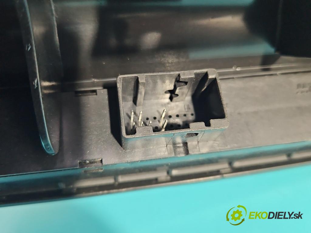 Fiat Punto Grande 1.4 8v 77 HP manual 57 kW 1368 cm3 5- Mřížka: kúrenia stredová 735386328 (Mriežka kúrenia (fukár))