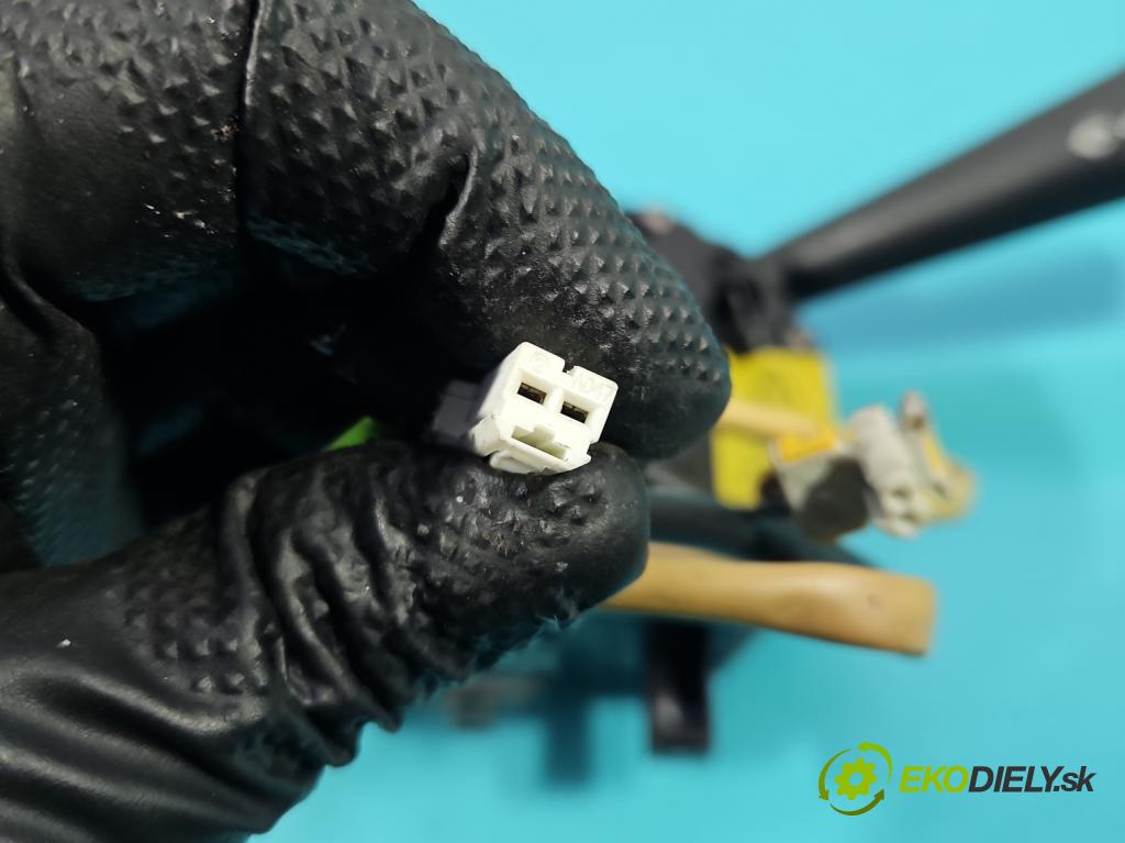 Fiat Punto Grande 1.4 8v 77 HP manual 57 kW 1368 cm3 5- prepínač komplex: 7354104240 (Prepínacie páčky pod volantom)