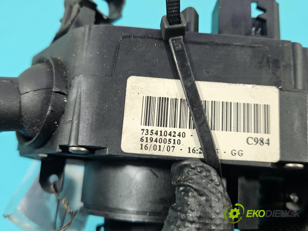 Fiat Punto Grande 1.4 8v 77 HP manual 57 kW 1368 cm3 5- prepínač komplex: 7354104240 (Prepínacie páčky pod volantom)