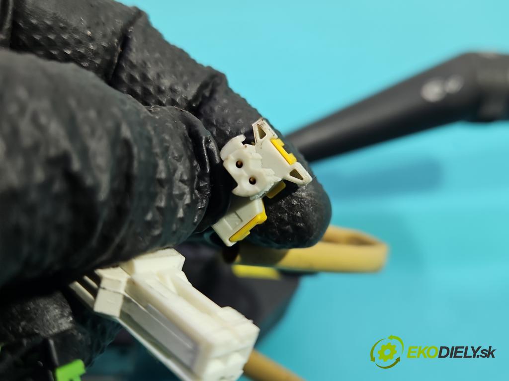 Fiat Punto Grande 1.4 8v 77 HP manual 57 kW 1368 cm3 5- prepínač komplex: 7354104240 (Prepínacie páčky pod volantom)