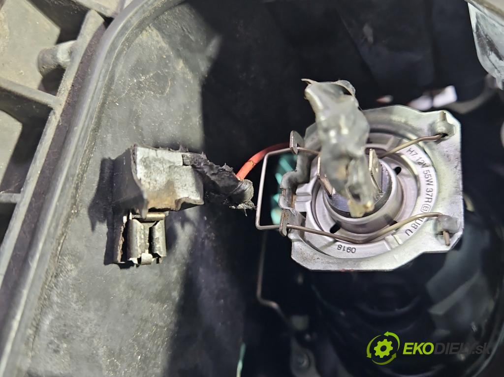 Audi A4 B6 2000-2004 1.9 tdi 131 HP manual 96 kW 1896 cm3 5- Reflektor: pravý 8E0941004F (Svetlo predné pravé)