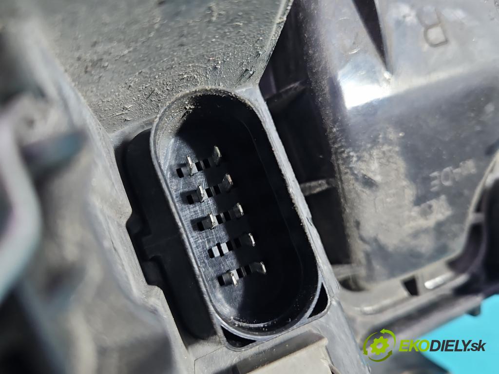 Audi A4 B6 2000-2004 1.9 tdi 131 HP manual 96 kW 1896 cm3 5- Reflektor: pravý 8E0941004F (Svetlo predné pravé)