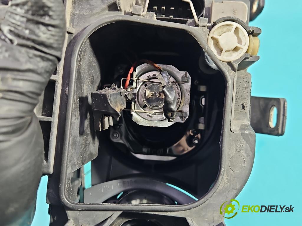 Audi A4 B6 2000-2004 1.9 tdi 131 HP manual 96 kW 1896 cm3 5- Reflektor: pravý 8E0941004F (Svetlo predné pravé)