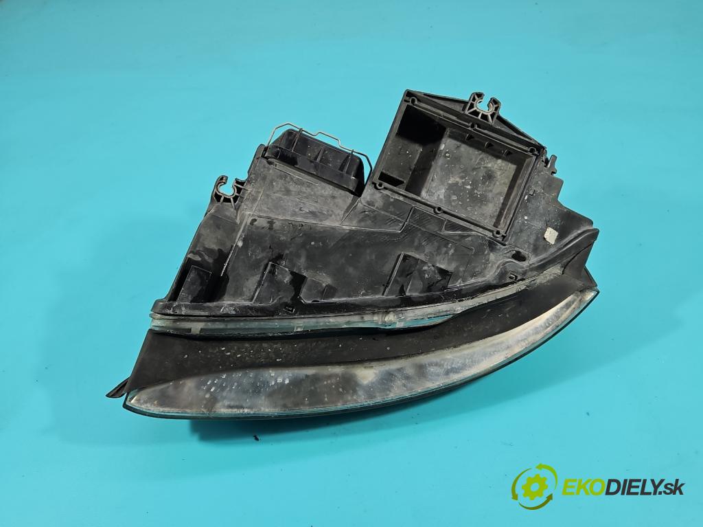 Audi A4 B6 2000-2004 1.9 tdi 131 HP manual 96 kW 1896 cm3 5- Reflektor: pravý 8E0941004F (Svetlo predné pravé)