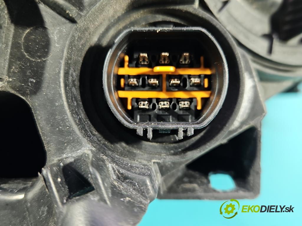 Hyundai I40 1.7 crdi 136 HP manual 100 kW 1685 cm3 5- Reflektor: pravý  (Svetlo predné pravé)