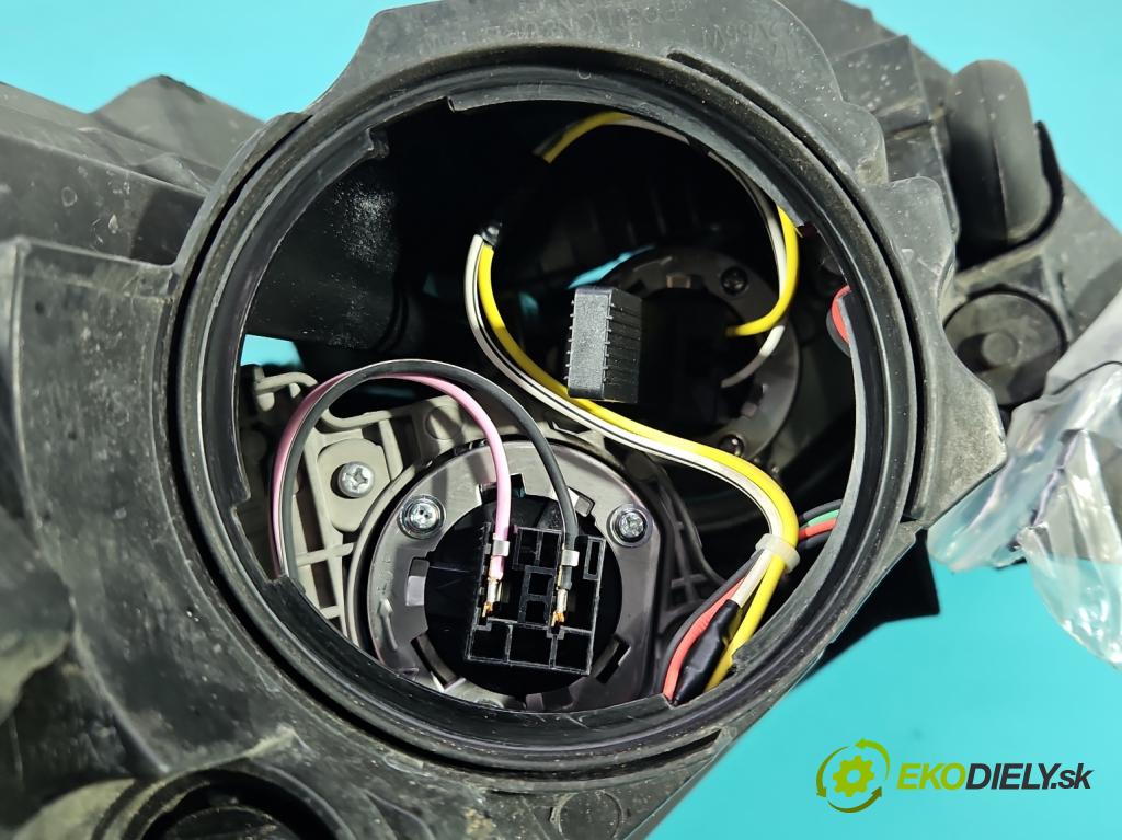 Hyundai I40 1.7 crdi 136 HP manual 100 kW 1685 cm3 5- Reflektor: pravý  (Svetlo predné pravé)