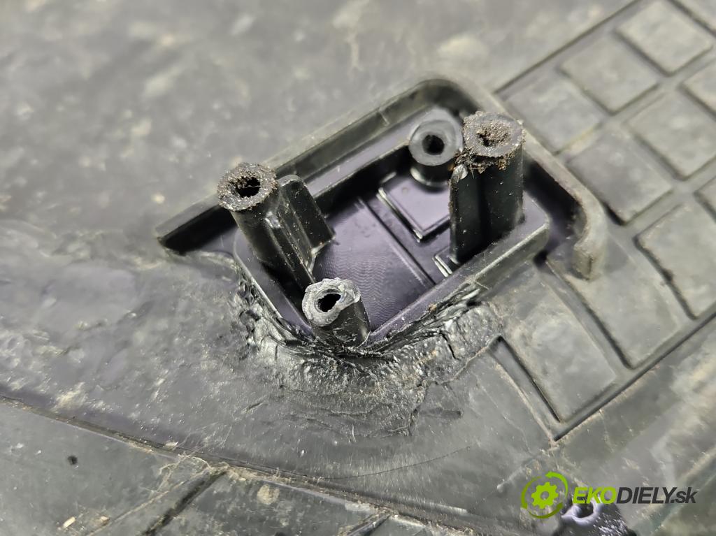 Hyundai I40 1.7 crdi 136 HP manual 100 kW 1685 cm3 5- Reflektor: pravý  (Svetlo predné pravé)