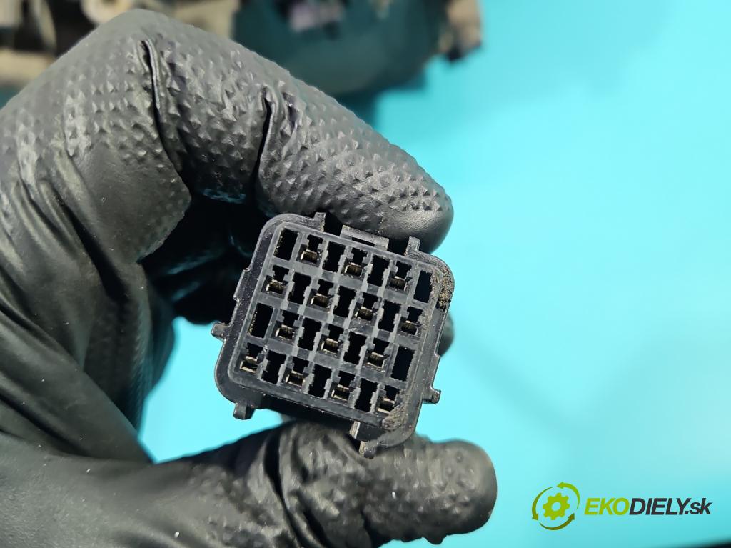 Ford Mondeo Mk3 2000-2007 2.0 tdci 131 hp manual 96 kW 1998 cm3 5- světlo levý 0301174271 (Klika dveří ostatní)