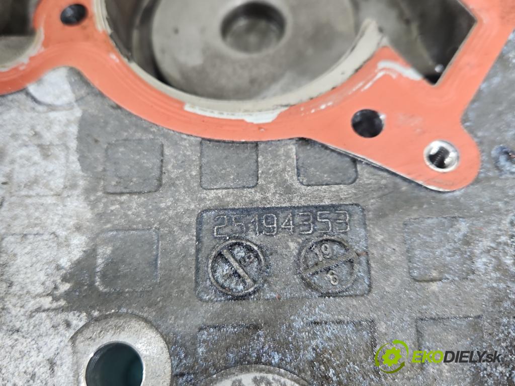 Opel Corsa E 2014-2019 1.4 16V 90 HP manual 66 kW 1398 cm3 5- obal načasovanie 25194353 (Kryt motora)