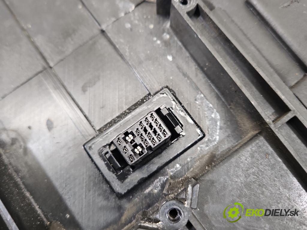 Mazda 6 I GG 2002-2007 2.0 citd 136hp manual 100 kW 1998 cm3 5- světlo levý  (Klika dveří ostatní)