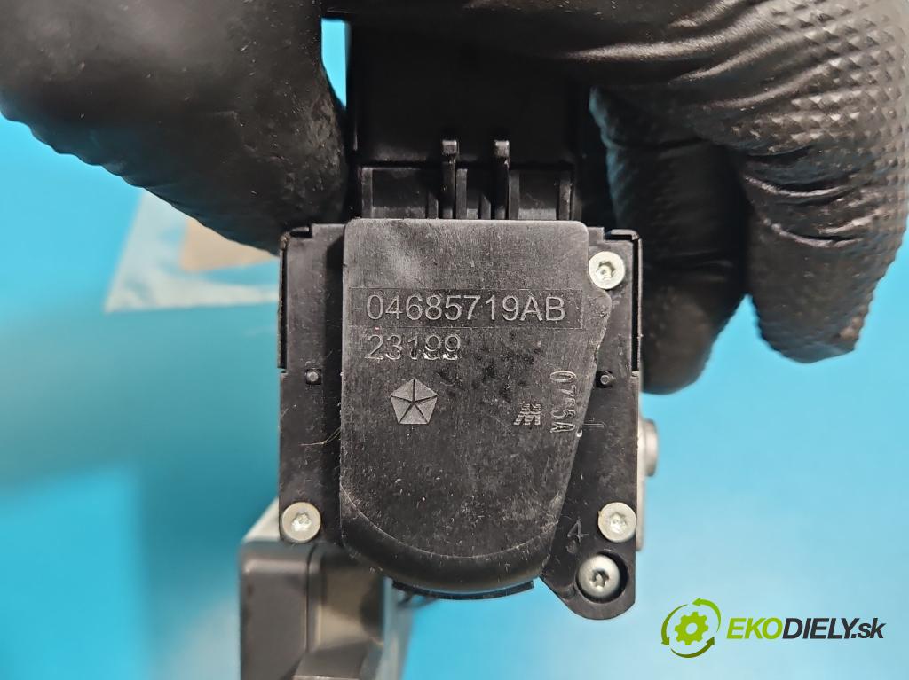 Chrysler Voyager IV 2000-2007 2.8 CRD 150 HP automatic 110 kW 2776 cm3 5- Spínačka 5WY7227E (Spínacia skrinka)