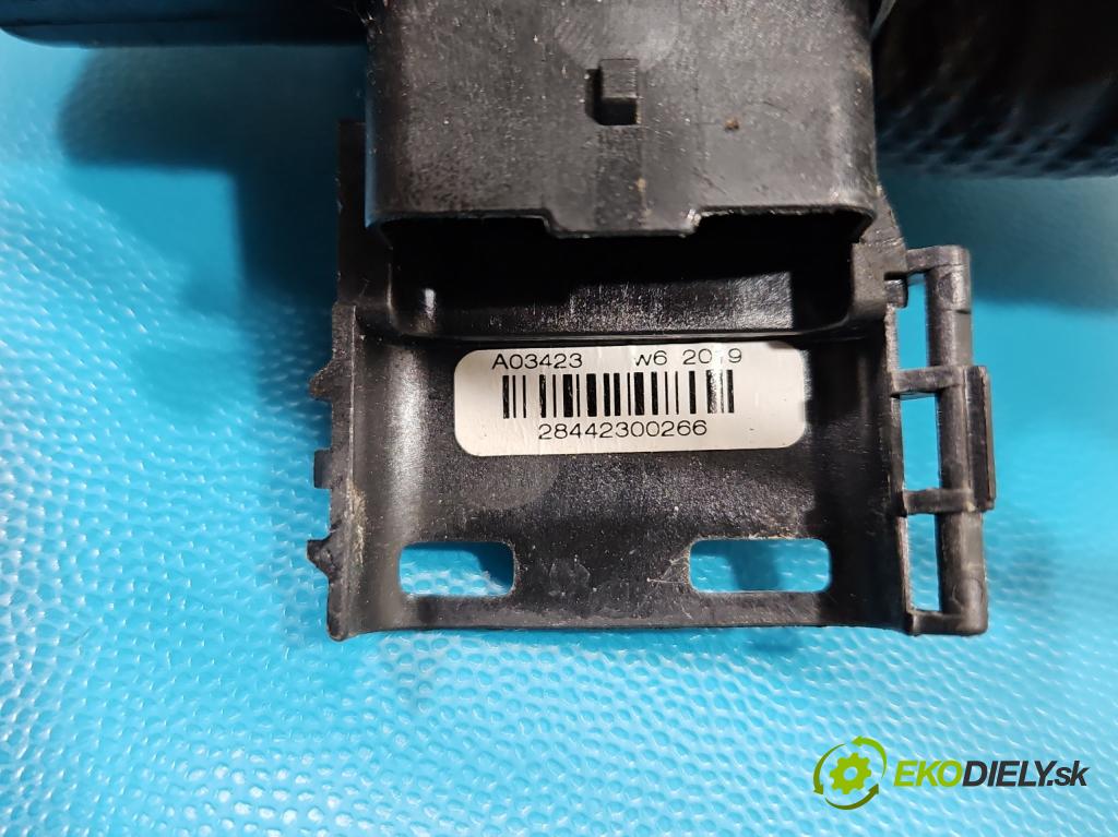 Peugeot 3008 II 2016-2023 1.6 T 300 hp automatic 221 kW 1598 cm3 5- zámek přední pravý 104237