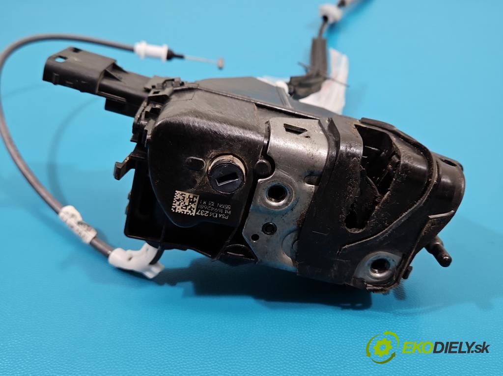 Peugeot 3008 II 2016-2023 1.6 T 300 hp automatic 221 kW 1598 cm3 5- zámek přední pravý 104237