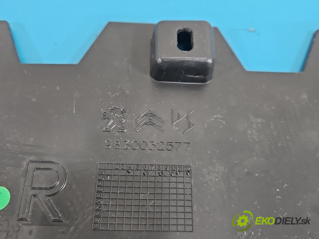 Peugeot 3008 II 2016-2023 1.6 T 300 HP automatic 221 kW 1598 cm3 5- Čalounictví: kufra: pravé 9830032577