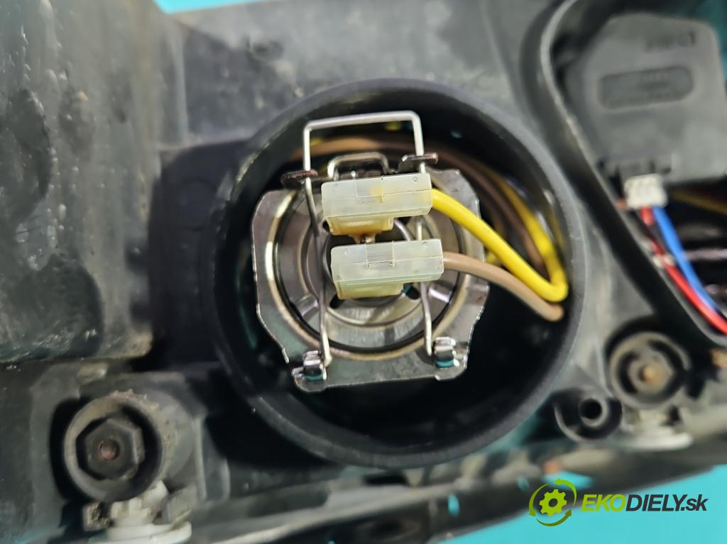 Vw Passat B5 1995-2005 1.9 tdi 131 HP manual 96 kW 1896 cm3 5- Reflektor: pravý  (Svetlo predné pravé)