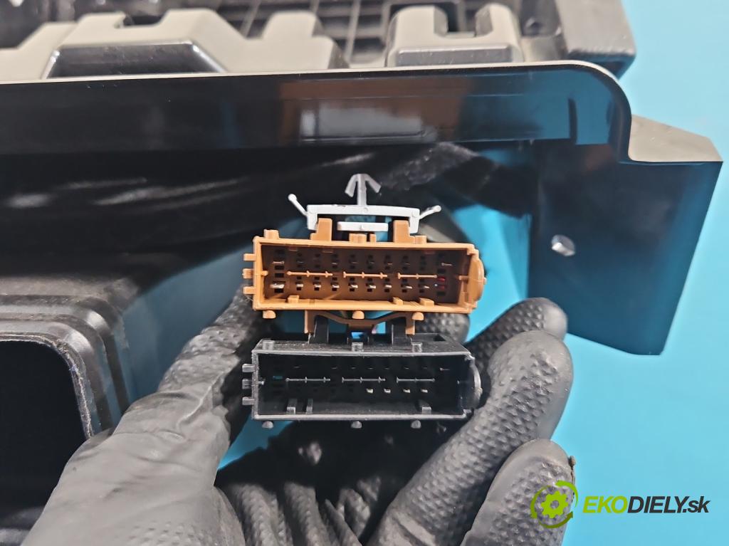 Maserati Quattroporte VI 13- 3.0 V6 automatic 301 kW 2979 cm3 4- operadlo  (Lakťová opierka)