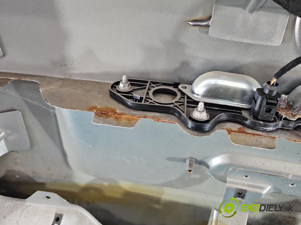 Vw Touran I 2003-2015 2.0 TDI 136hp manual 100 kW 1968 cm3 5- zadní kufrové dveře  (Zadní kapota (kufr))