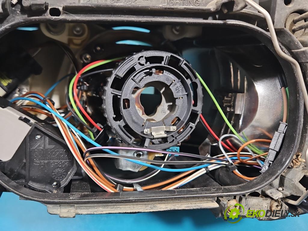 Volvo V50 2.4 20v 170 HP manual 125 kW 2435 cm3 5- Reflektor: pravý 30698653 (Svetlo predné pravé)