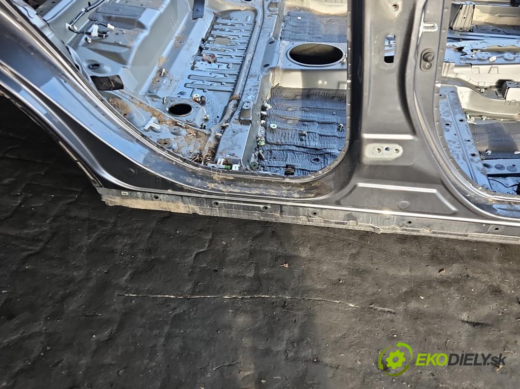 Toyota Rav4 V 2018- 2.5 hybrid 178KM automatic 131 kW 2487 cm3 5- práh pravý  (Karoserie ostatní)