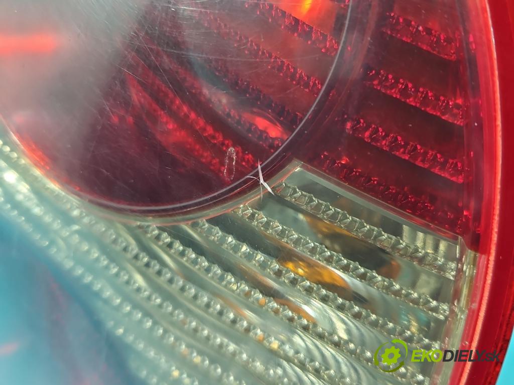 Vw Passat B5 1995-2005 1.9 TDI 101 HP automatic 74 kW 1896 cm3 5- svetlo / reflektor zadné pravé  (Kľučka dverí ostatné)
