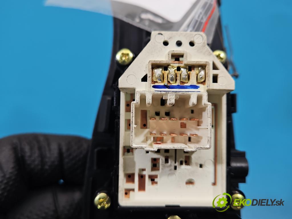 Hyundai I40 1.7 crdi 136hp manual 100 kW 1685 cm3 5- Přepínač oken zpětných zrcátek 93570-3Z000