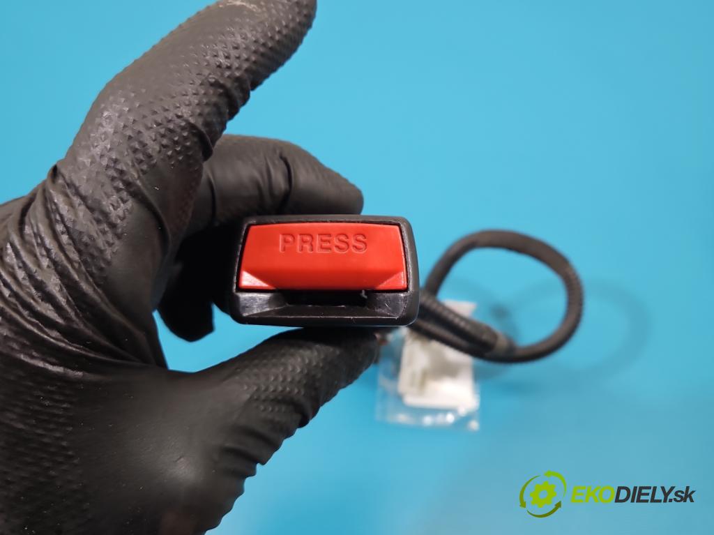 Hyundai I40 1.7 crdi 136 HP manual 100 kW 1685 cm3 5- pas bezpečnosť: predné pravý