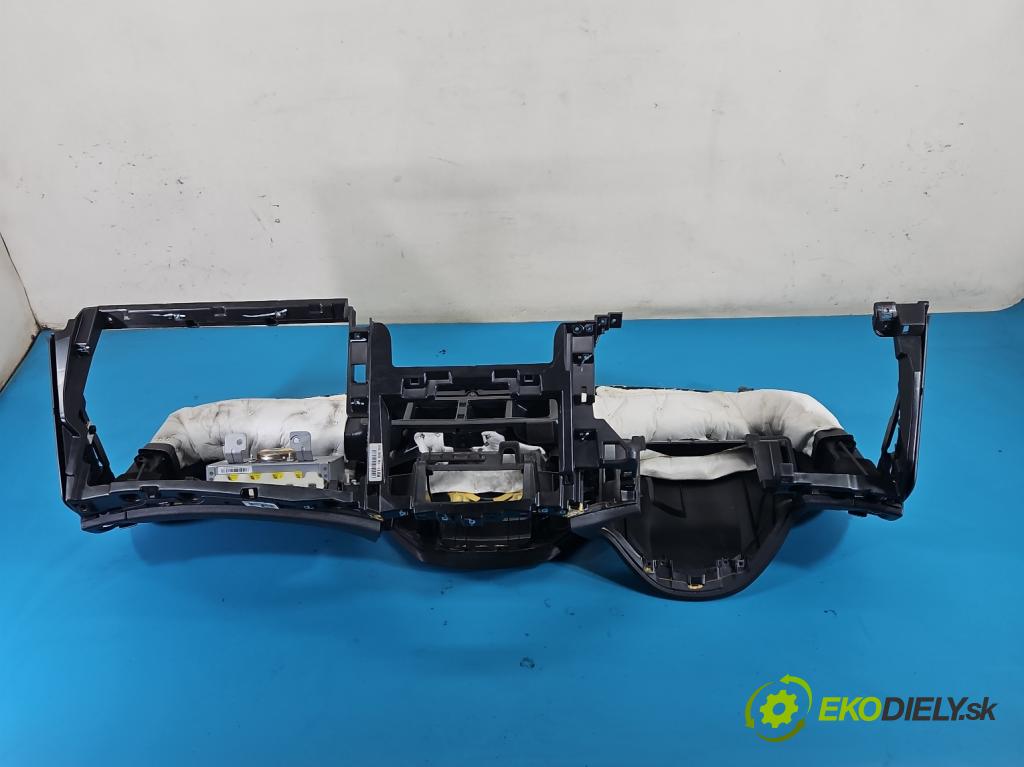 Hyundai I40 1.7 crdi 136hp manual 100 kW 1685 cm3 5- kokpit,přistrojova deska