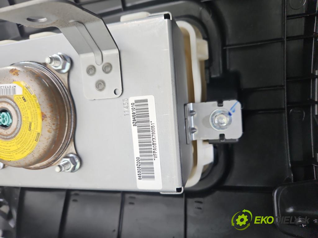 Hyundai I40 1.7 crdi 136hp manual 100 kW 1685 cm3 5- kokpit,přistrojova deska