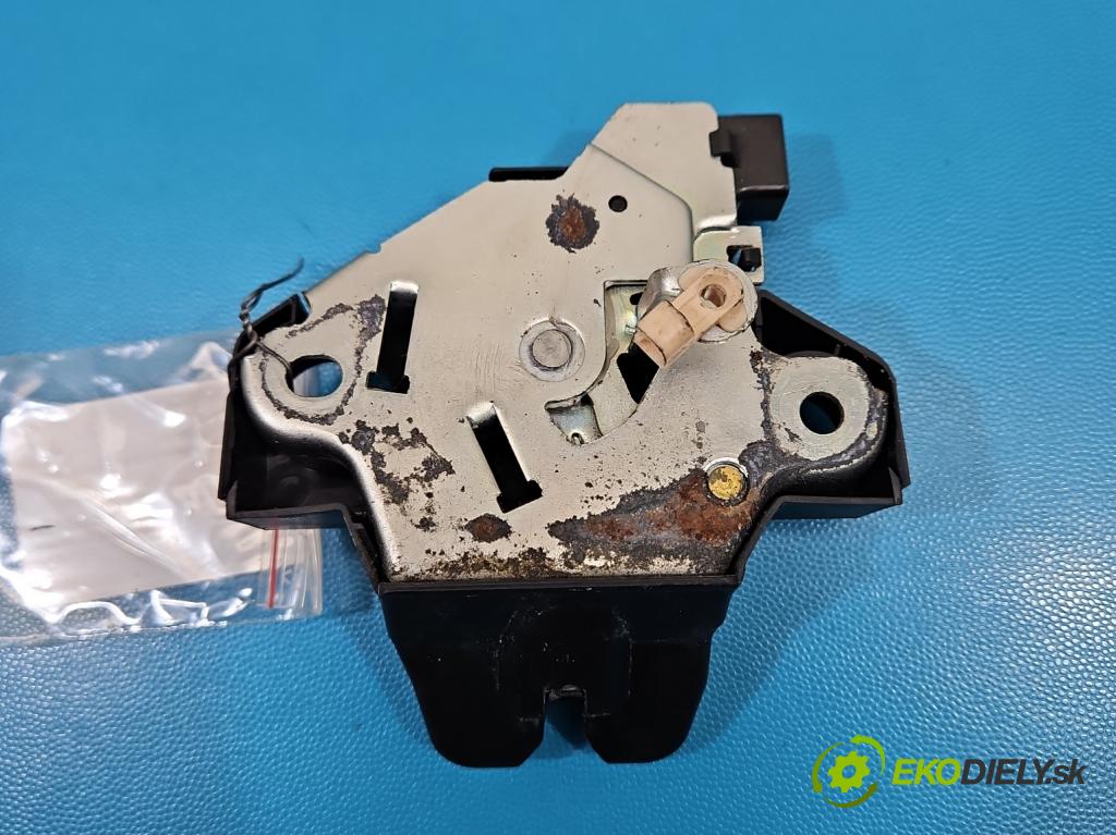 Toyota Corolla E15 2007-2014 1.6 vvti 124hp manual 91 kW 1598 cm3 4- zámok kufrové dvere zadné