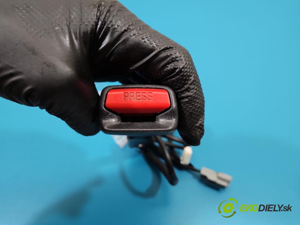 Toyota Corolla E15 2007-2014 1.6 vvti 124hp manual 91 kW 1598 cm3 4- pas bezpečnosť: predné pravý