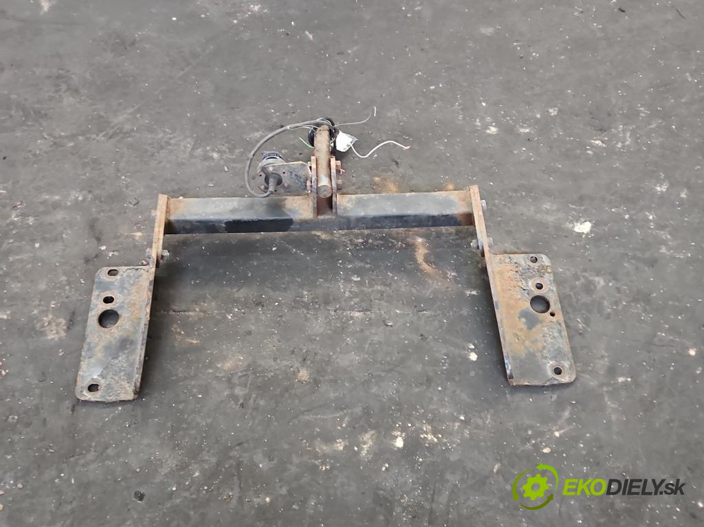 Toyota Corolla E15 2007-2014 1.6 vvti 124 hp manual 91 kW 1598 cm3 4- oko tažné  (Tažné zařízení)