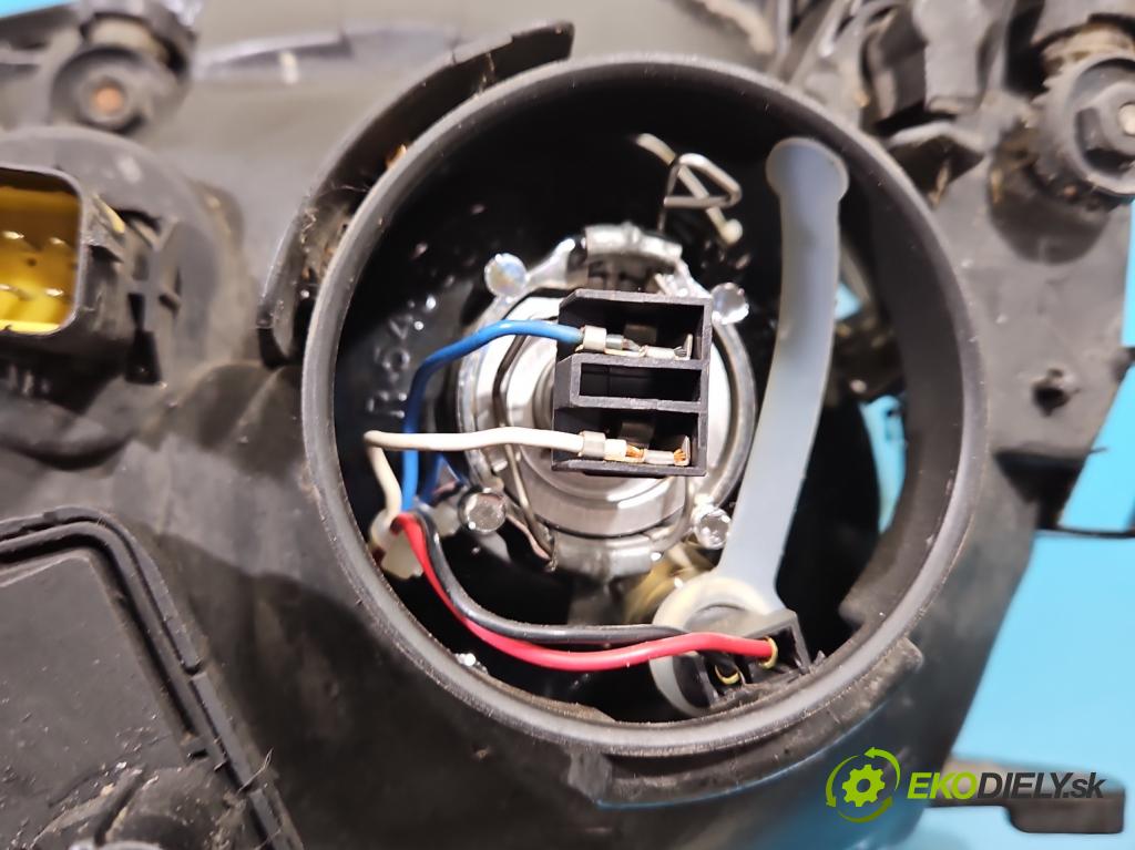 Toyota Avensis I T22 1997-2003 2.0 td 90 HP manual 66 kW 1975 cm3 4- Reflektor: pravý  (Svetlo predné pravé)