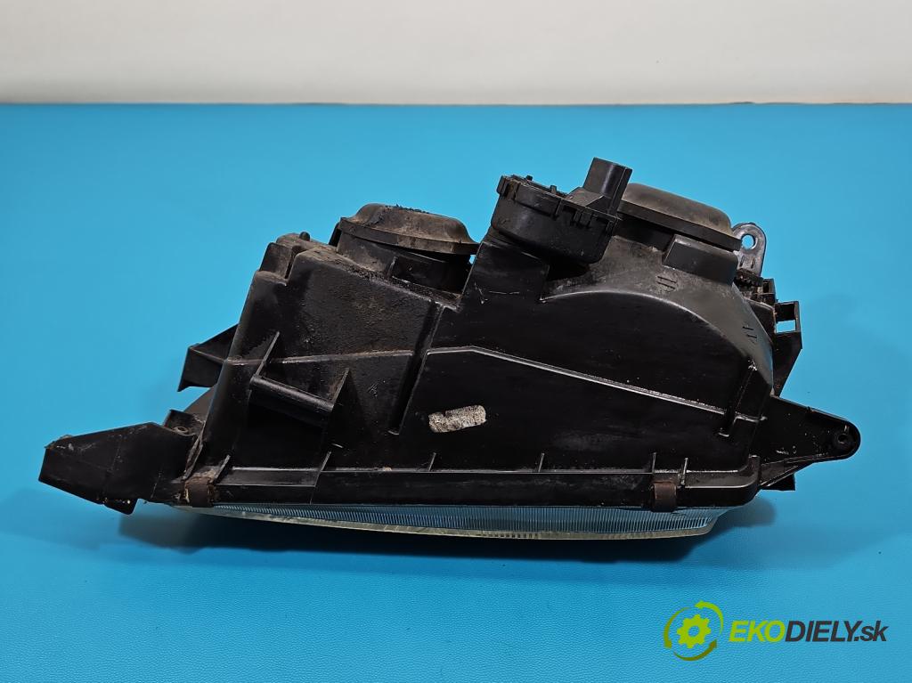 Toyota Avensis I T22 1997-2003 2.0 td 90 HP manual 66 kW 1975 cm3 4- Reflektor: pravý  (Svetlo predné pravé)