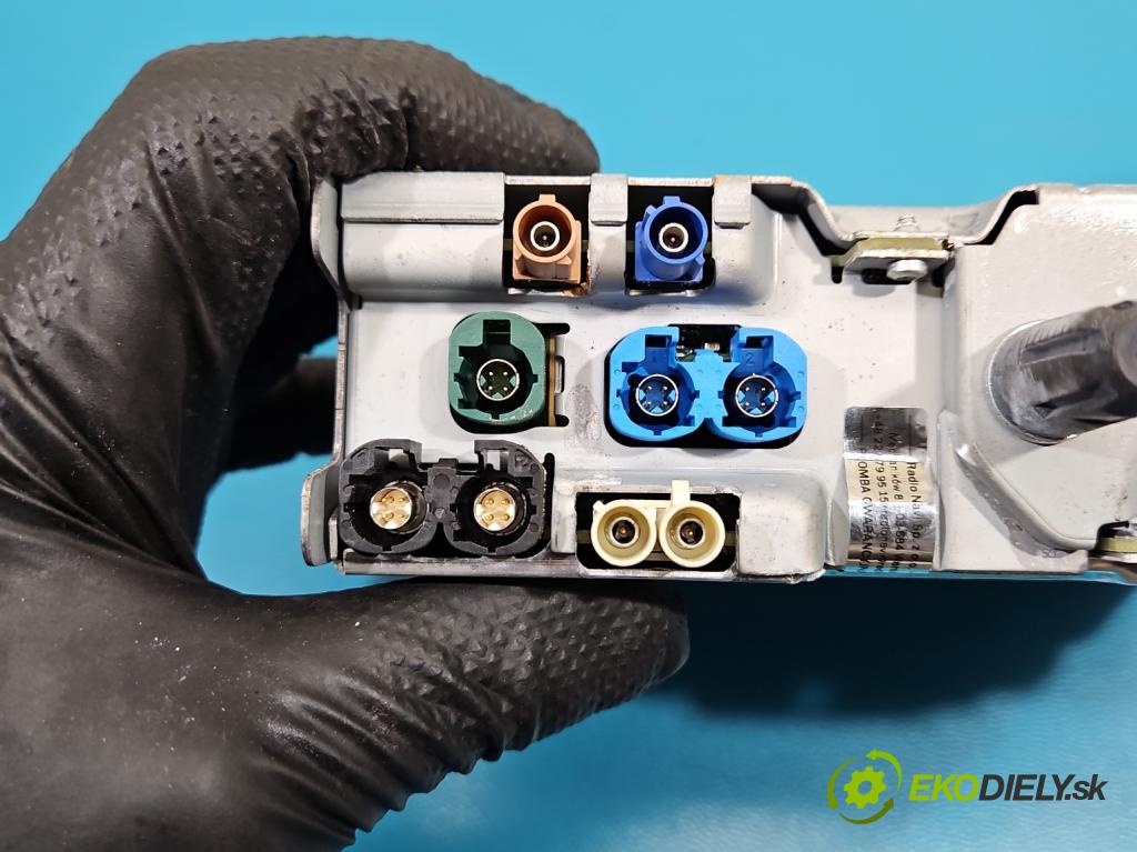 Peugeot 3008 II 2016-2023 1.6 T 300 hp automatic 221 kW 1598 cm3 5- Navigace: čtečka 9832991480