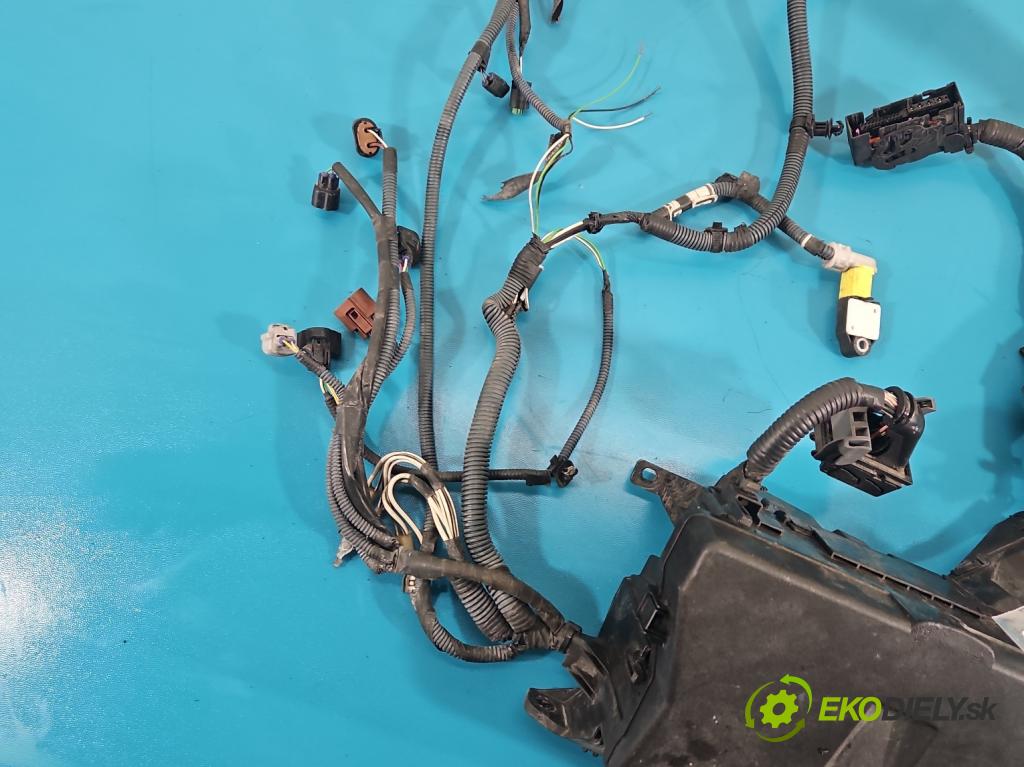 Toyota Corolla E15 2007-2014 1.6 vvti 124 hp manual 91 kW 1598 cm3 4- skříňka pojistková  (Pojistková skříňka)